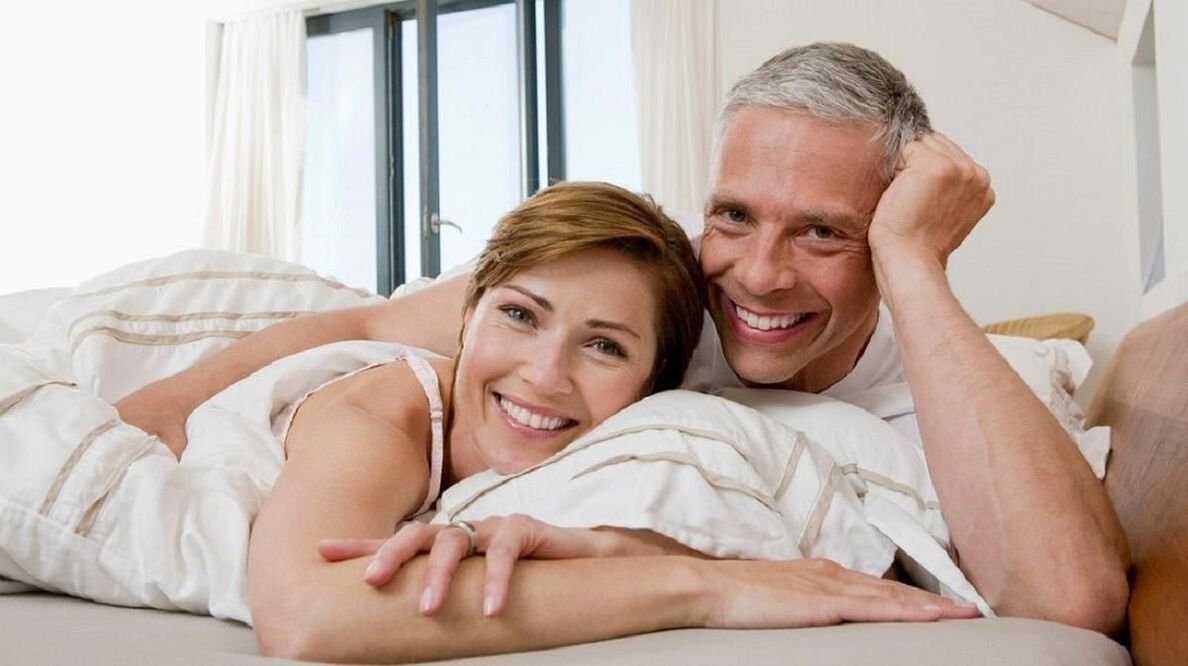glückliches Ehepaar im Bett
